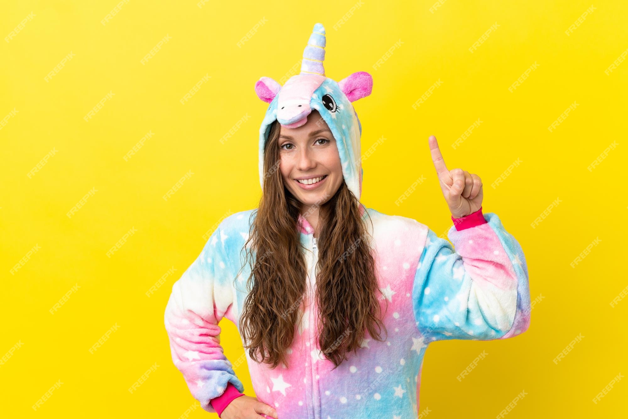 Chica Con Pijama De Unicornio Sobre Un Mostrando Y Un Dedo En Señal De Lo Mejor Foto Premium | sptc.edu.bd