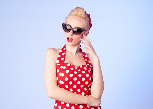 Chica pin up sorprendida con gafas