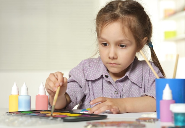 Chica pintando en la habitación