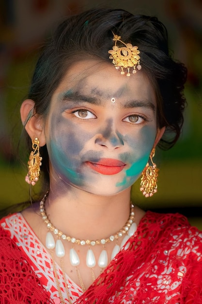 Una chica con pintura facial en la cara.