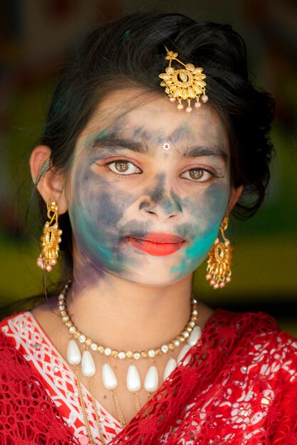 Foto una chica con pintura facial en la cara.