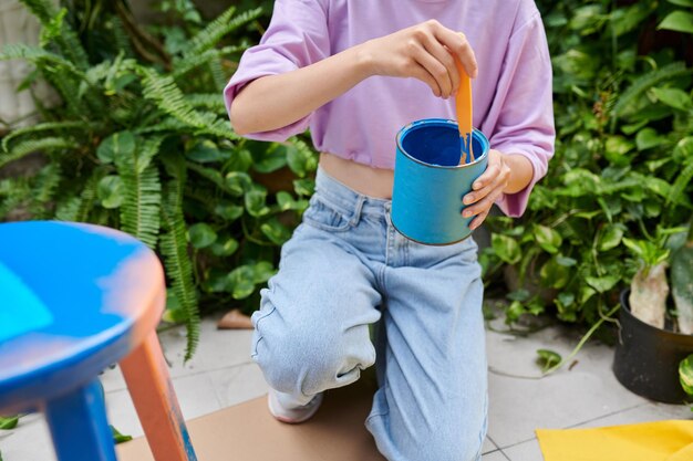 Foto chica pintura silla vieja