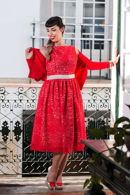 Chica pinup con vestido rojo