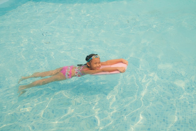 Chica en la piscina