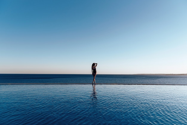 Chica en la piscina