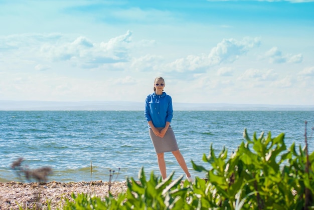 Chica en la playa. descanso de verano.