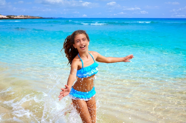 Chica en la playa de Fuerteventura en Canarias