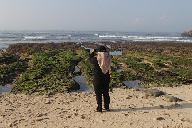 Una chica en la playa.