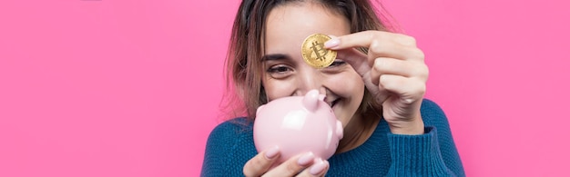 Chica pone en la alcancía física Bitcoin