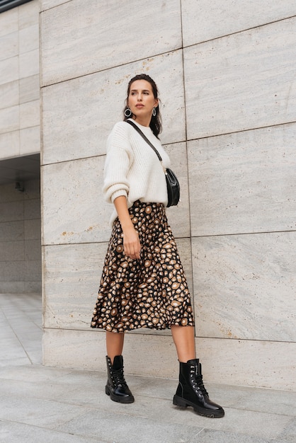 Chica posando en la calle de la ciudad Mujer de negocios muy hermosa en vestido elegante contra el fondo de la ciudad