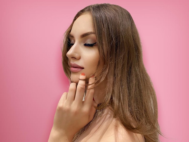 Chica posando con fondo rosa