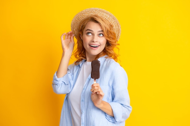 Chica posando con helado de chocolate sobre fondo amarillo aislado Mujer de verano