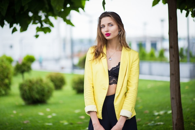 Chica posando en el parque