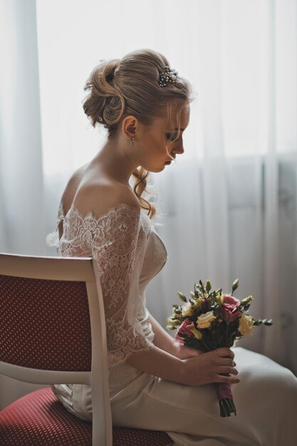 La chica en una pose pensativa antes de la boda 2732