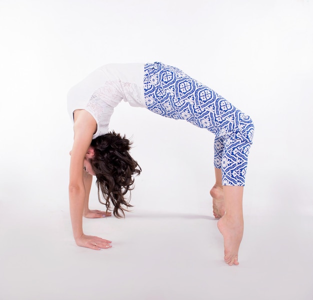 Chica en pose de yoga