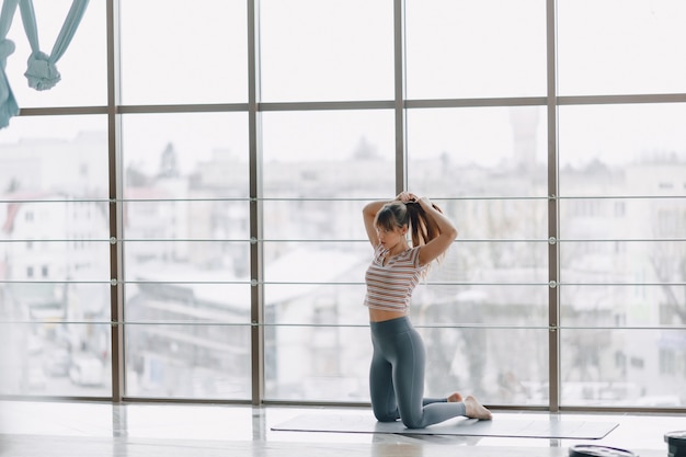 Chica practica yoga, deportes y estilos de vida saludables, el concepto de equilibrio mental