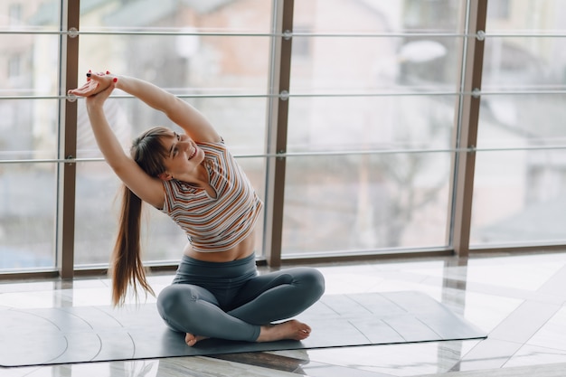 Chica practica yoga, deportes y estilos de vida saludables, el concepto de equilibrio mental
