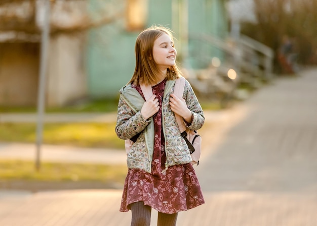 Chica preadolescente al aire libre