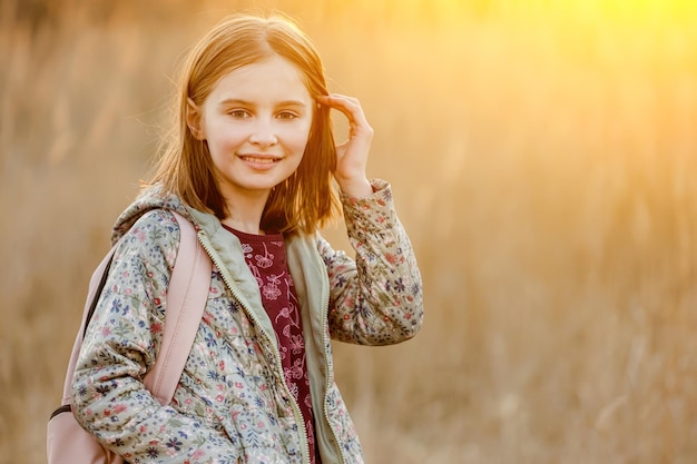 Chica preadolescente al aire libre