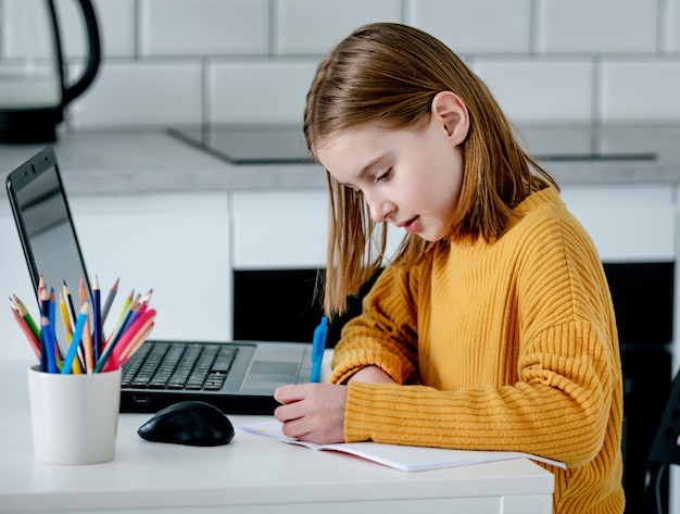 Chica preadolescente con laptop