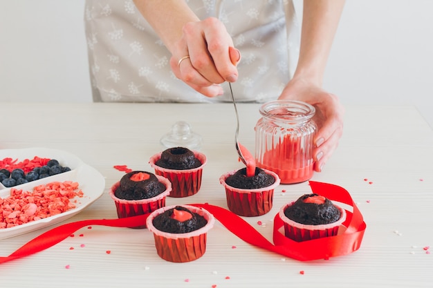 Chica prepara cupcakes