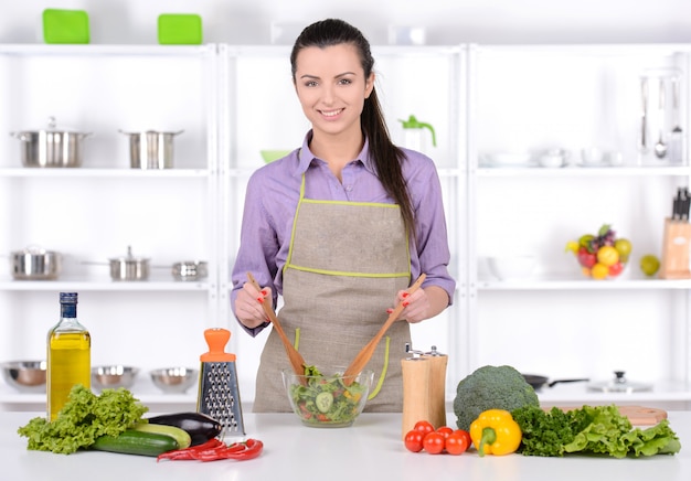 Chica preparando comida saludable en casa.