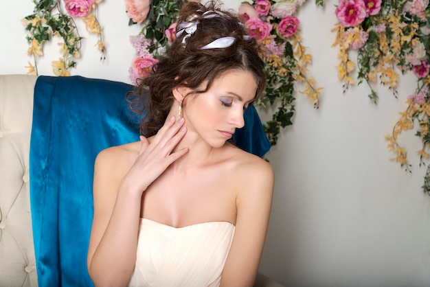 Chica en primer plano de vestido blanco