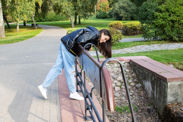 Chica en el puente en el parque de otoño