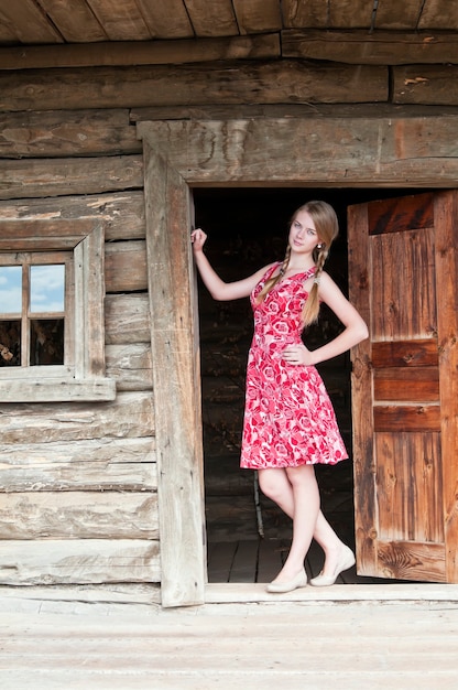 Chica en la puerta de una casa de pueblo