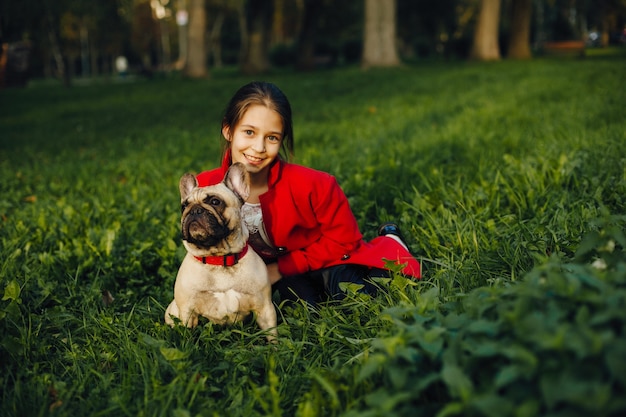 chica con pug