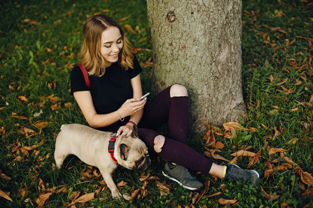 chica con pug