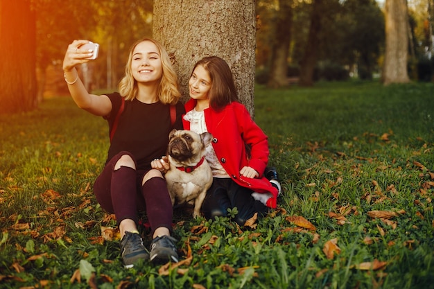 chica con pug