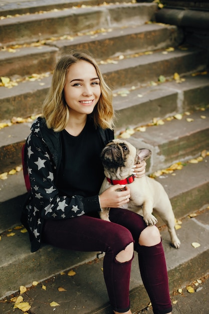 chica con pug