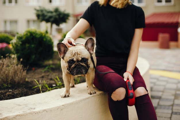 chica con pug