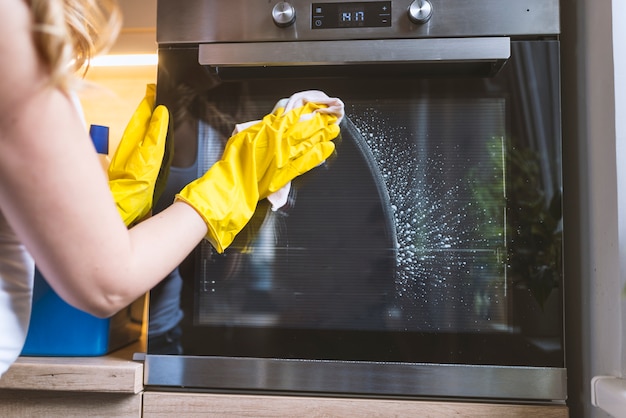 Chica pulir la cocina. La gente, las tareas domésticas, el servicio de limpieza, el concepto de limpieza