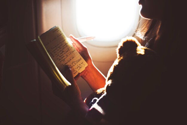 Una chica que viaja en avión