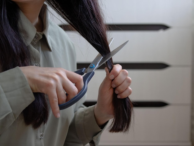 la chica quiere cortarse el pelo