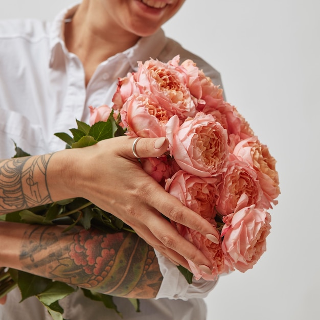 Chica con un ramo de flores el día de la madre.