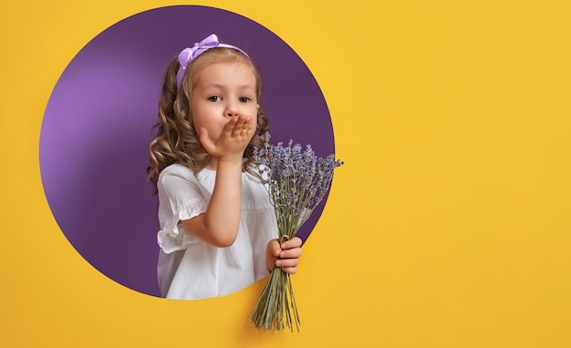 Chica con un ramo de lavanda