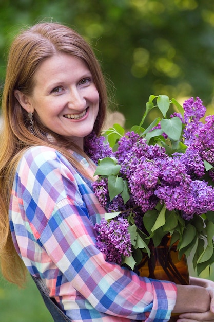 Chica con un ramo de lilas