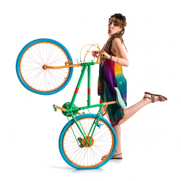 Chica con rastas en bicicleta de colores