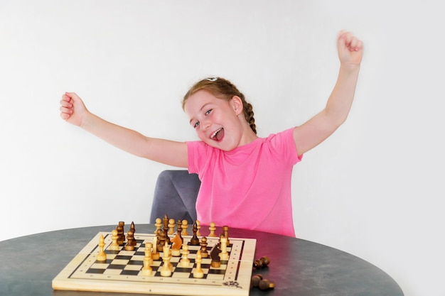 chica regocijándose por ganar el ajedrez