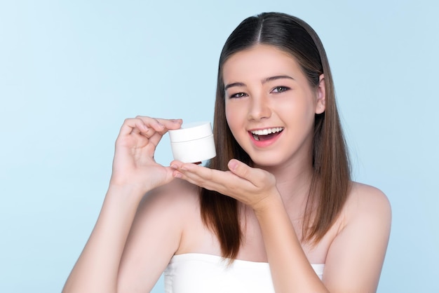 Chica regordeta encantadora joven con tarro de loción de retención de belleza natural