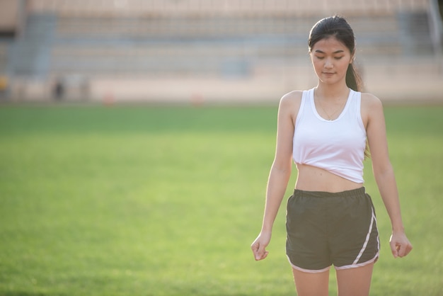 Chica relajante deporte asiático