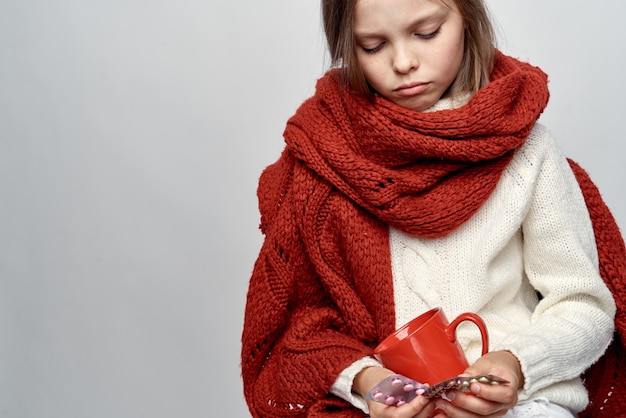 Foto chica con un resfriado se cubrió con una manta problemas de salud gripe