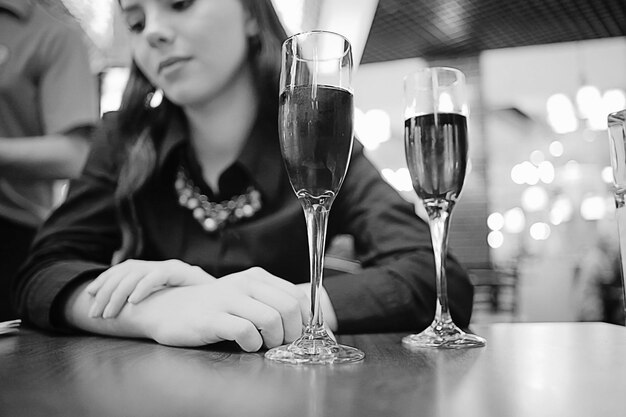 chica en un restaurante un vaso de alcohol