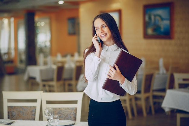 Chica en un restaurante