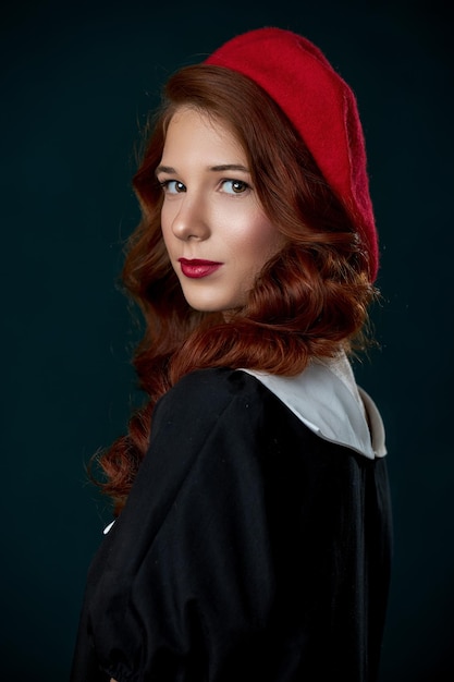 Chica con retrato de belleza de estudio de pelo rojo