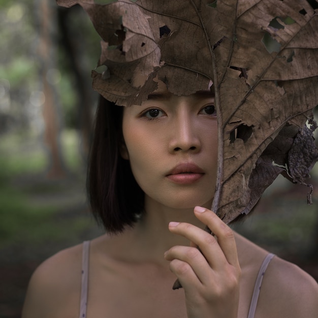 chica de retrato en el bosque