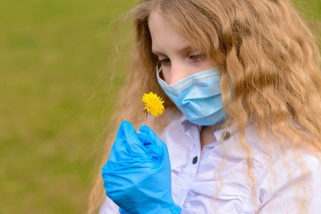 Foto chica de retrato en la naturaleza con mascarilla